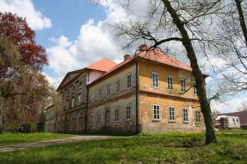 Hlavní budova hospodářského dvora (© Ivan Grisa, 05/2008)