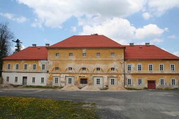Hlavní budova hospodářského dvora (© Ivan Grisa, 05/2008)