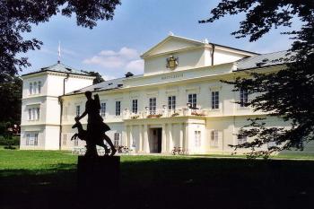 Zahradní průčelí (© Jiří Cukr, 07/2002)