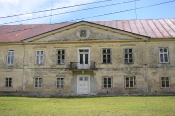 západní průčelí - štít s erbem Sternbachů (© Jan Šebek, 06/2009)