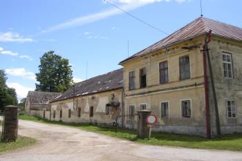 severní průčelí s přilehlým přízemním křídlem (© Jan Šebek, 06/2009)