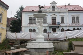 Fontána na hlavním lázeňském prostranství ( © Ivan Grisa 07/2011)