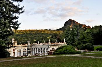 Lázně Kyselka a vrch Bořeň ( © Radovan Smokoň 10/2009)