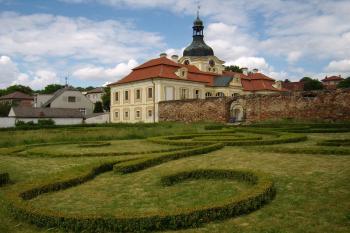 částečně obnovená barokní zahrada (© Petr Pospíšil, 06/2014)