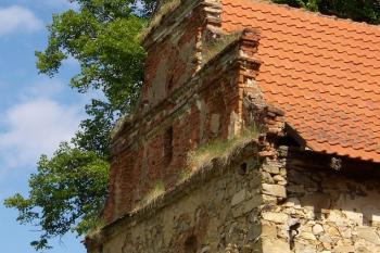 renesanční sýpka - detail štítu (© Petr Pospíšil, 06/2014)