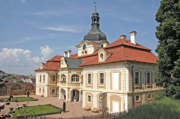 Zahradní průčelí ( © Luděk Pitter 07/2005)
