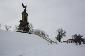 Pomník a domek hlídače od severovýchodu ( © Ivan Grisa 02/2010)