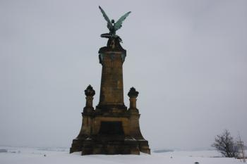 Pomník od jihu ( © Ivan Grisa 02/2010)