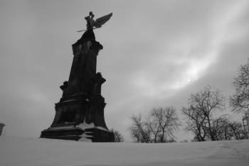 Pomník od severozápadu ( © Ivan Grisa 02/2010)