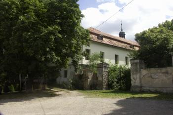 pohled z ulice - severozápadní nároží ( © Milan Caha 08/2008)