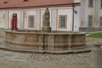 kašna se sochou sv. Jana Nepomuckého (© Jaroslav Špiroch  08/2021)