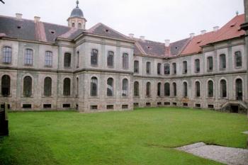 Plasy, nádvoří konventu (© 2002 Jiří Čížek)