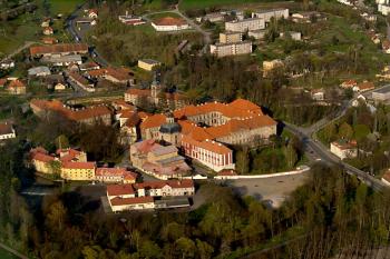 Plasy - letecký snímek ( © Radovan Smokoň 04/2008)
