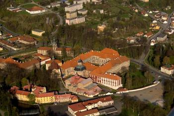 Plasy - letecký snímek ( © Radovan Smokoň 04/2008)