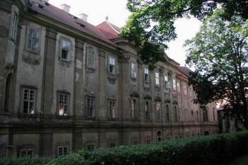 Plasy - pohled na zadní část budovy (© Jana Herianová 09/2002)