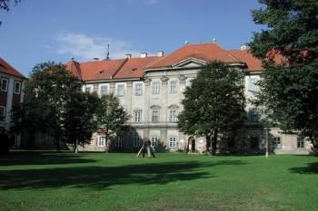 Plasy - přední strana (© Jana Herianová 09/2002)