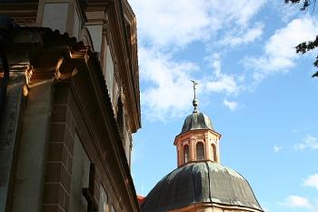 Západní průčelí kostela a kapitulní síň (© Ivan Grisa, 08/2008)