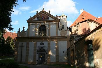 Západní průčelí konventního chrámu s gotickou schodišťovou vížkou (© Ivan Grisa, 08/2008)