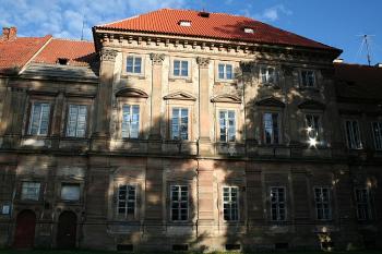 Západní průčelí prelatury (zámku) (© Ivan Grisa, 08/2008)