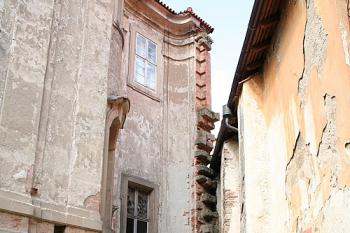 Severozápadní roh konventu (vlevo) a kostel (© Ivan Grisa, 08/2008)