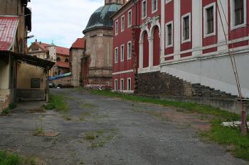 Severní průčelí konventu (© Ivan Grisa, 08/2008)
