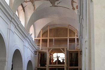 Průhled hlavní lodí ke kruchtě (© Ivan Grisa, 08/2008)