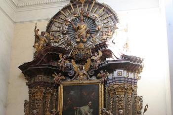 Oltář u východní stěny severního ramene transeptu (© Ivan Grisa, 08/2008)
