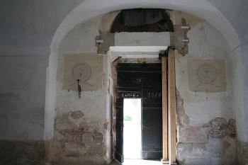 Průhled zevnitř hlavním portálem (© Ivan Grisa, 08/2008)