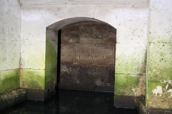 Přívod vody z Modré štoly do východního zrcadla, deska s nápisem "Bez vody se tato budova zřítí" (latinsky) (© Ivan Grisa, 08/2008)