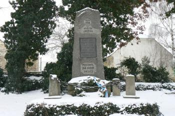 Pomník hasičům padlým v 1. světové válce poblíž kaple (© Prudký Martin, 02/2010)