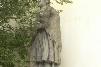 barokní sv. Jan Nepomucký před průčelím kostela ( © Milan Caha 08/2008)