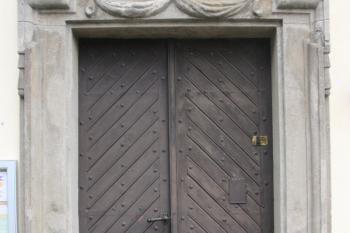 Západní portál s datem raně barokní přestavby (1687) ( © Ivan Grisa 08/2011)