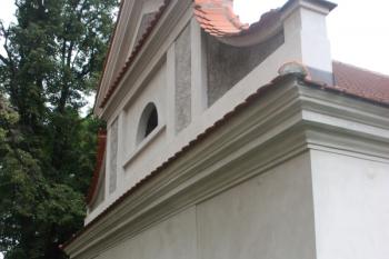 Západní průčelí márnice (?) východně od kostela ( © Ivan Grisa 08/2011)