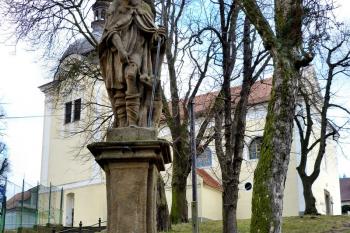 Socha sv. Rocha pod kostelem ( © František Kinař 05/2017)
