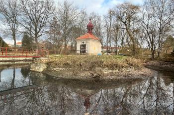 Kaplička na místě tvrze (© Jiří Čížek  02/2023)