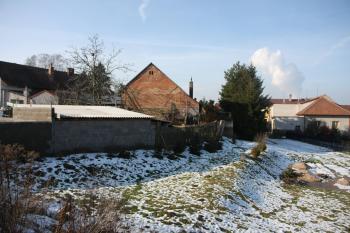 Terénní vlna po téměř zaniklé tvrzi ( ©Martin Kabeláč 01/2009)