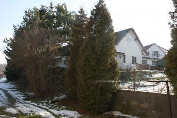 Stavení, kde jsou dochovány sklepy tvrze ( ©Martin Kabeláč 01/2009)