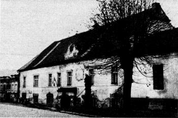 Hlavní průčelí zámku (před zatopením v r. 1971) ( © Kol.: Hrady, zámky a tvrze v Čechách, na Moravě a ve Slezsku – Východní Čechy, Svoboda, Praha 1989)