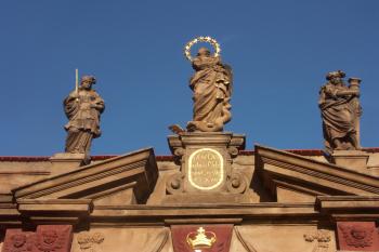 sochařská výzdoba vstupní brány ( © Milan Caha 07/2008)