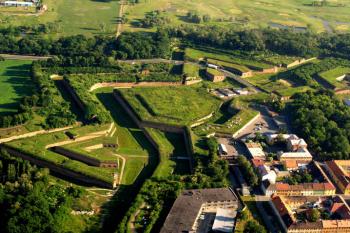 Pevnost Terezín - letecký snímek severozápadní části hlavní pevnosti ( © Radovan Smokoň 08/2006)