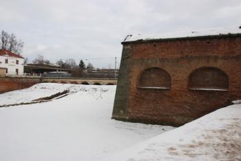 Pohled k mostu někdejší Bohušovické brány z márnice ghetta ( © Ivan Grisa 02/2010)
