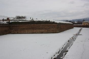 Pohled do příkopu z mostu u Dolní vodní brány ( © Ivan Grisa 02/2010)