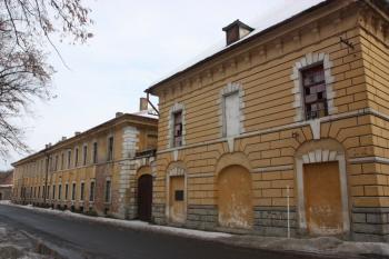 Dělostřelecká kasárna (vlevo) a zbrojnice od západu ( © Ivan Grisa 02/2010)