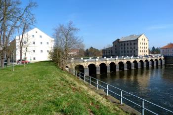 Silniční most a posádkový pšeničný vodní mlýn ( © František Kinař 05/2017)