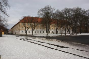 Pohled od jihu, v popředí zbytky koncové výhybny vlečky z Bohušovic ( © Ivan Grisa 02/2010)