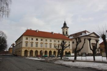 Někdejší posádkové velitelství a kostel od západu ( © Ivan Grisa 02/2010)