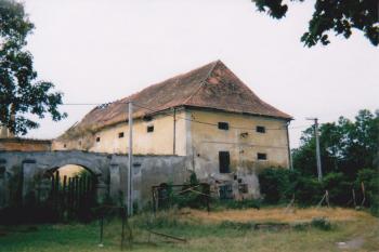 Západní křídlo zámeckého areálu, původní tvrz (© Lukáš Pechánek, 08/2000)