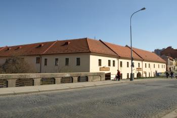 dvůr od severozápadu ( © Milan Caha 08/2009)