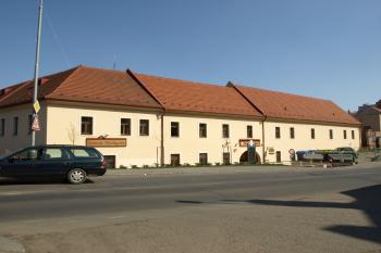 dvůr od západu ( © Milan Caha 02/2010)