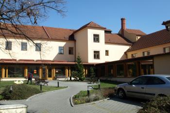 nádvoří s pozůstatkem pivovaru ( © Milan Caha 02/2010)